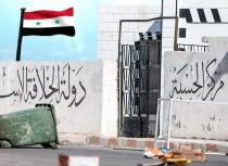  آرام برس : أهالي الرقة يرفعون العلم السوري في عدد من أحياء المدينة