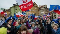  آرام برس : بولندا: عشرات الآلاف يتظاهرون احتجاجا على سيطرة الحكومة على الإعلام